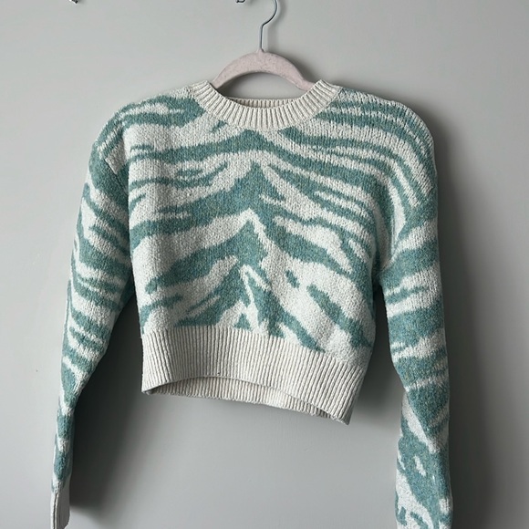 SHEIN TIGER PRINT CROPPED SWEATER - Picture 2 of 4